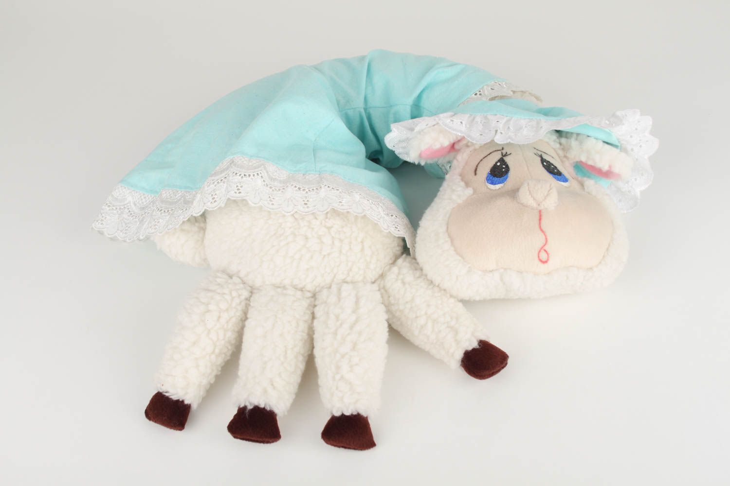 Игрушка подушка ручной работы детская игрушка диванная подушка в виде овечки фото 3