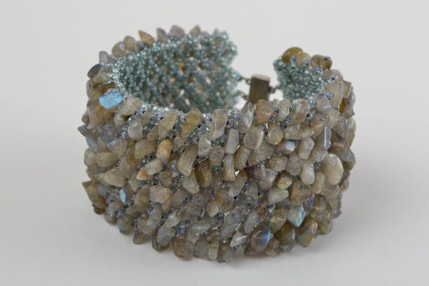 Handgemachtes breites Armband aus Glasperlen und Naturstein künstlerisch elegant foto 4