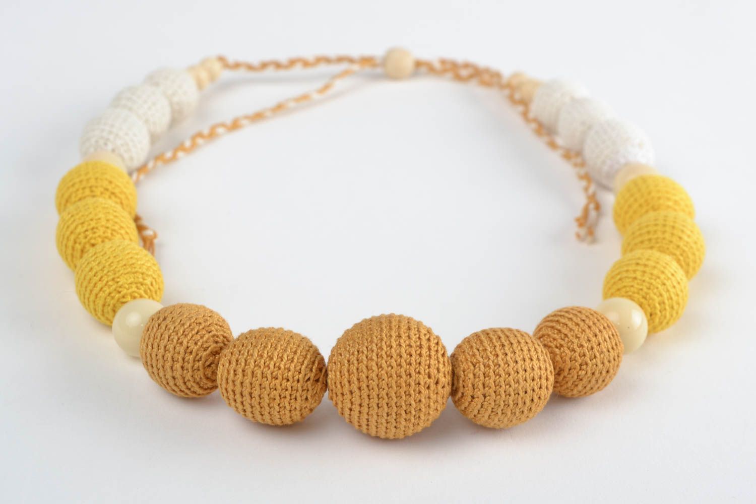Long collier en perles recouvertes de fils jaune et blanc fait main stylé photo 3