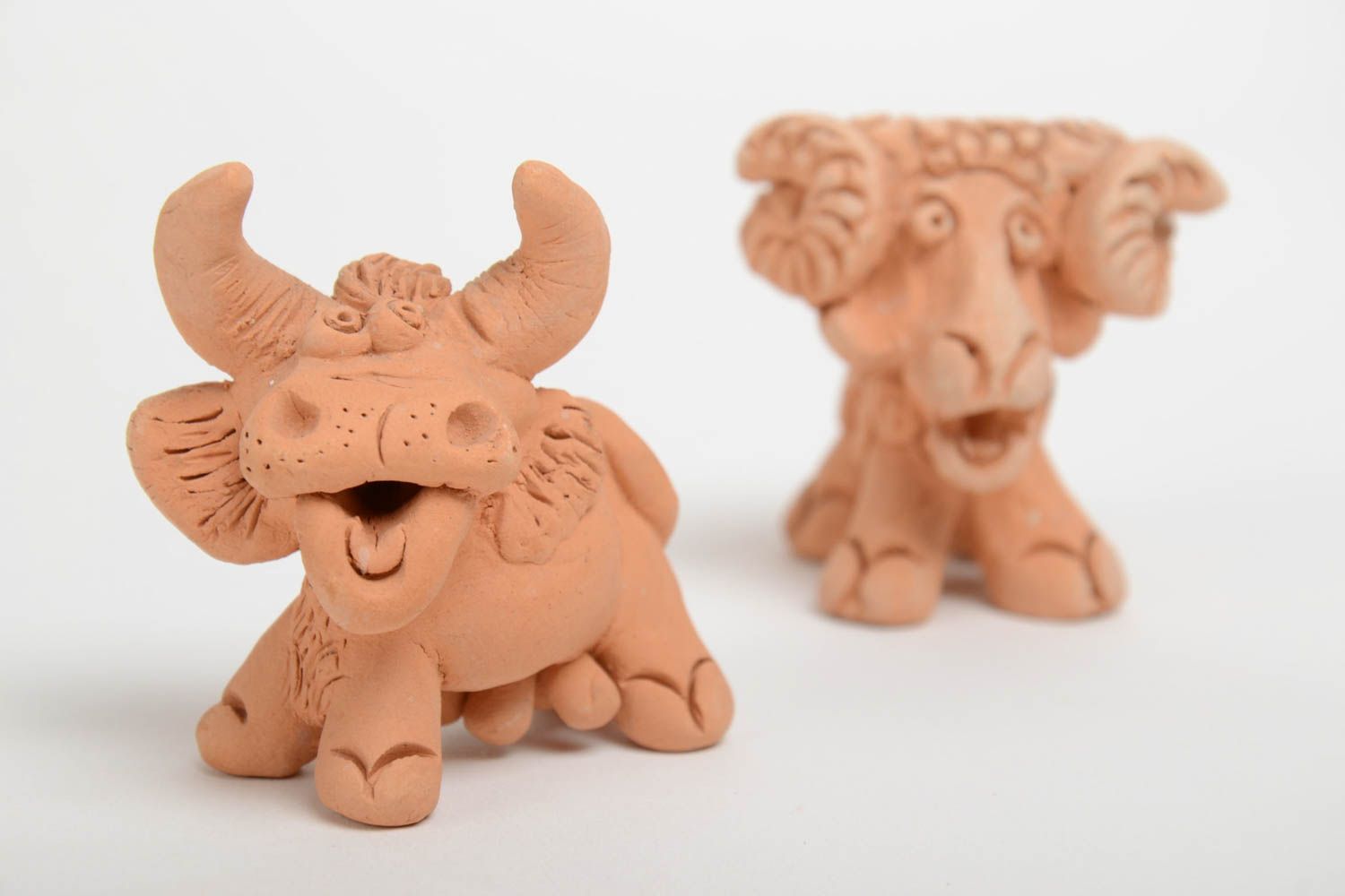 Ensemble de figurines en terre cuite mouton et taureau faites main 2 pièces photo 3