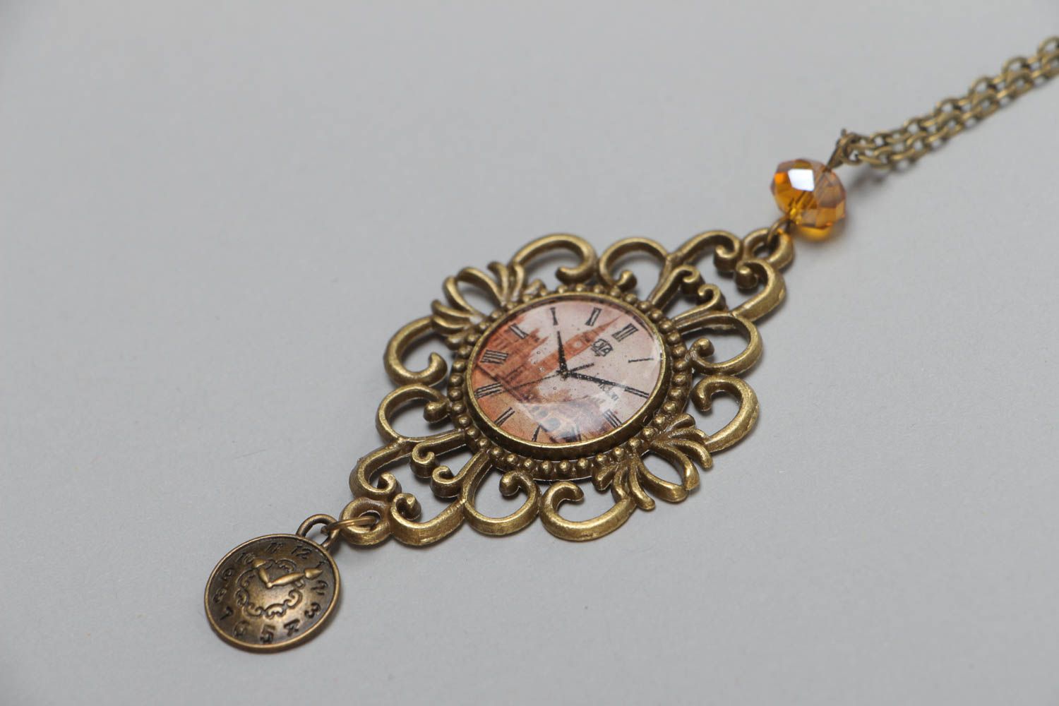 Accessoire vintage pendentif sur chaîne avec montre fait main couvert de résine photo 3