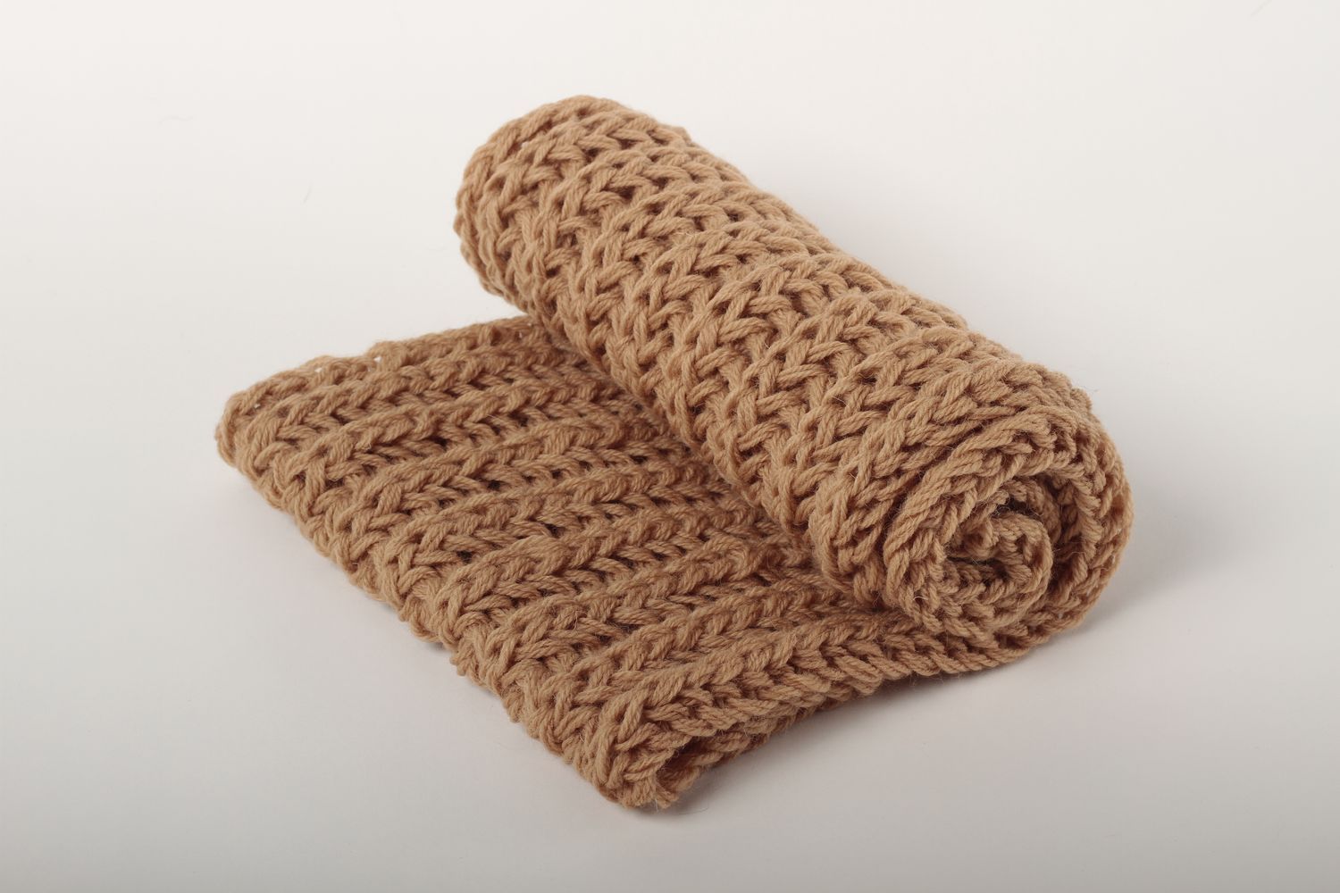 Sciarpa di lana fatta a mano accessorio all'uncinetto da donna in colore marrone foto 2