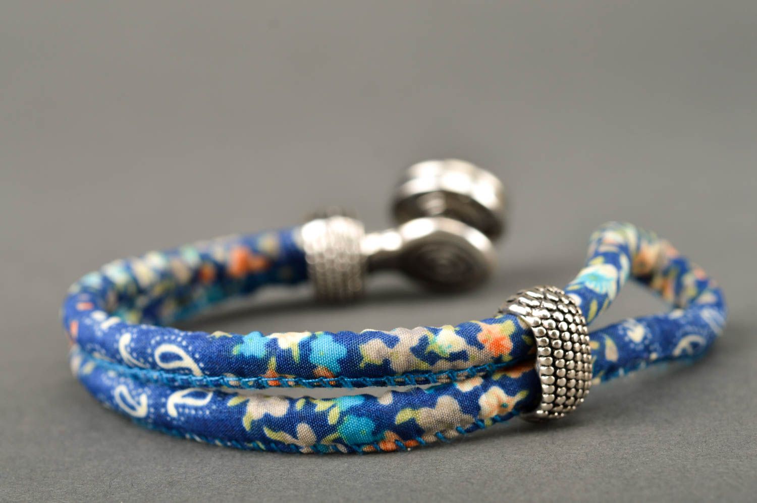 Bracelet textile fantaisie bleu Bijou fait main Accessoire original pour femme photo 5