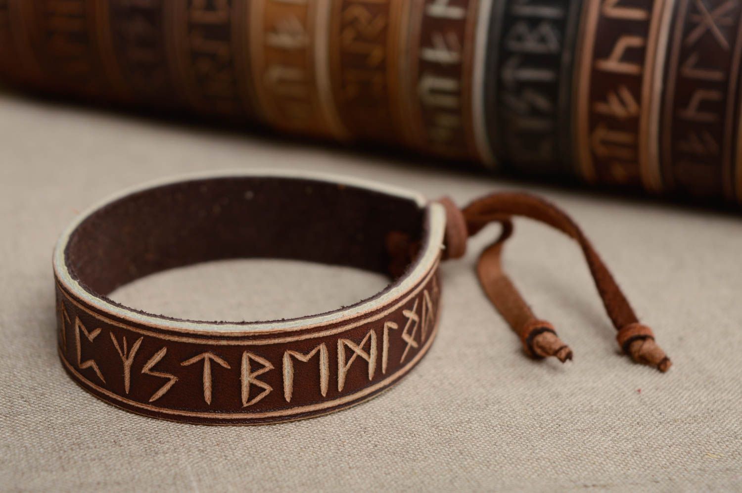 Bracelet en cuir brun sculpté avec runes fait main unisexe cadeau original photo 2