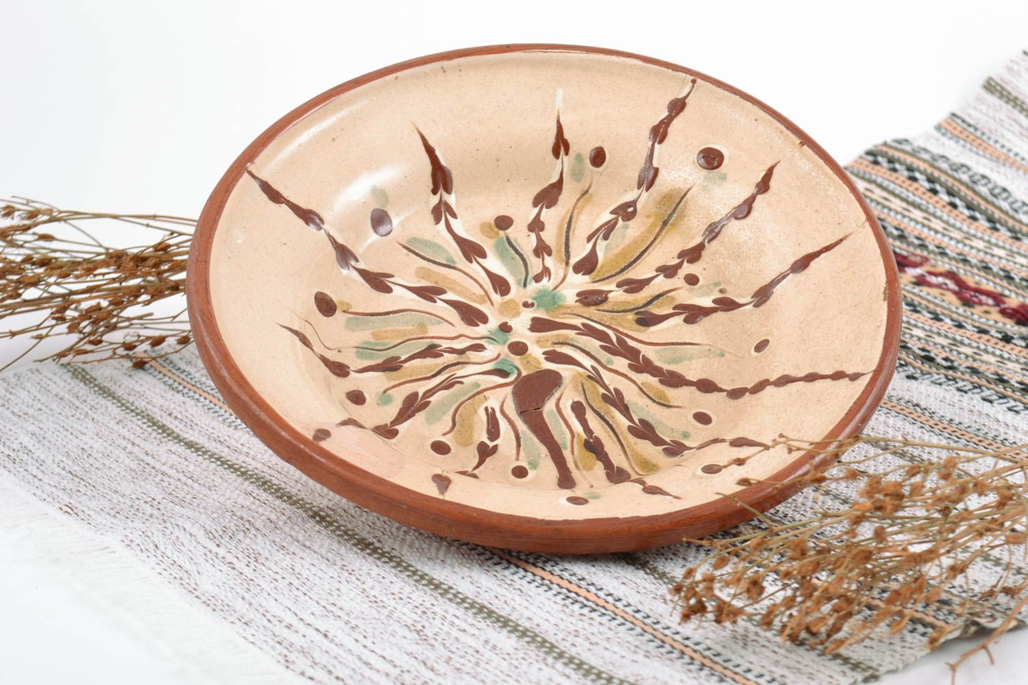 Керамическая тарелка расписанная глазурью ручной работы круглая декоративная фото 1