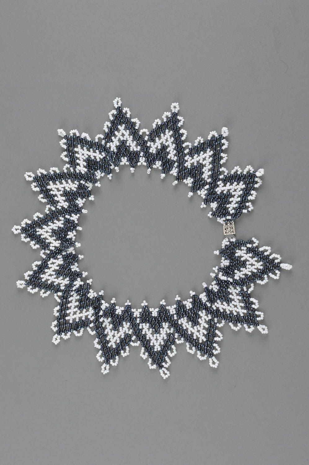 Красивое ожерелье из бисера ручной работы черно-белое ажурное для женщин фото 2