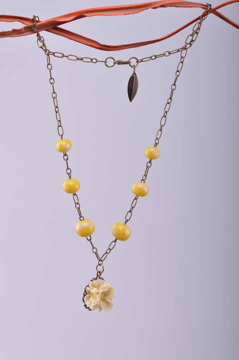Long collier en pâte polymère jaune fait main pendentif fleur chaîne métallique photo 1