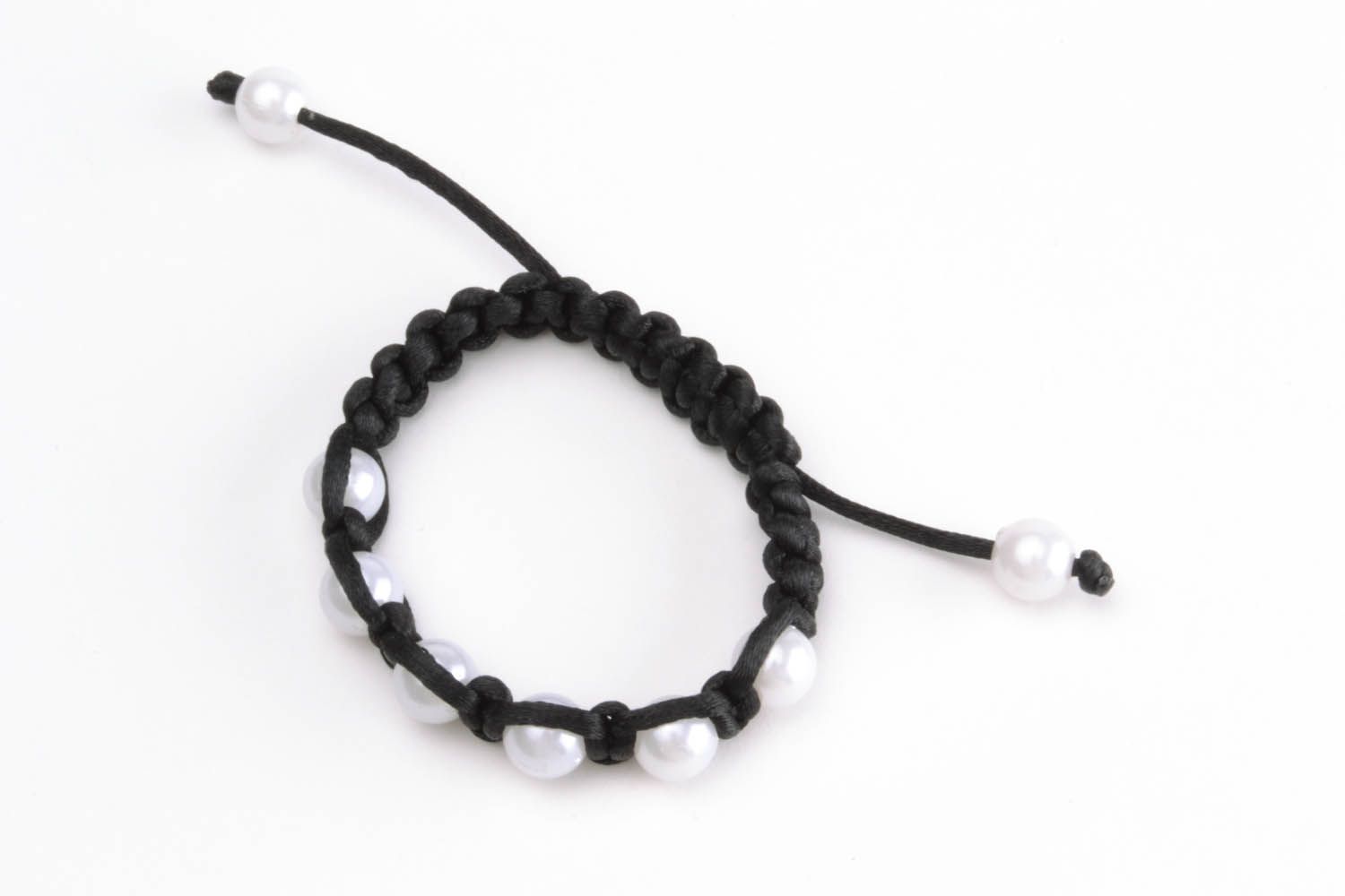 Bracelet tressé avec perles de verre noires photo 4