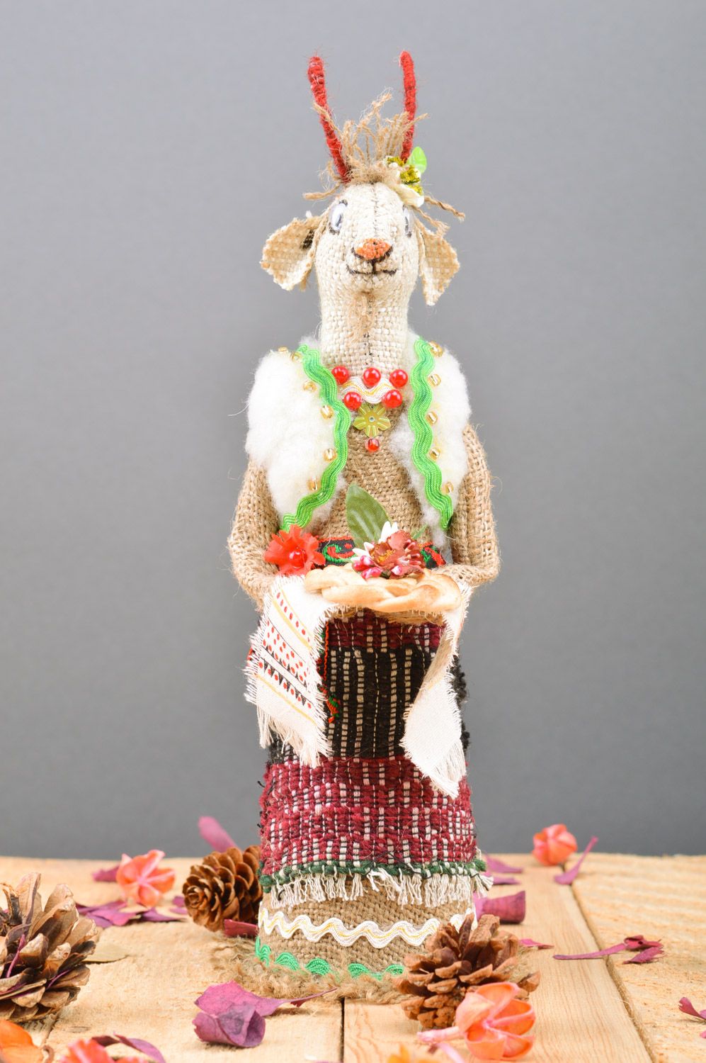 Чехол на бутылку игрушка в виде козы из мешковины с калачом ручной работы декор фото 2