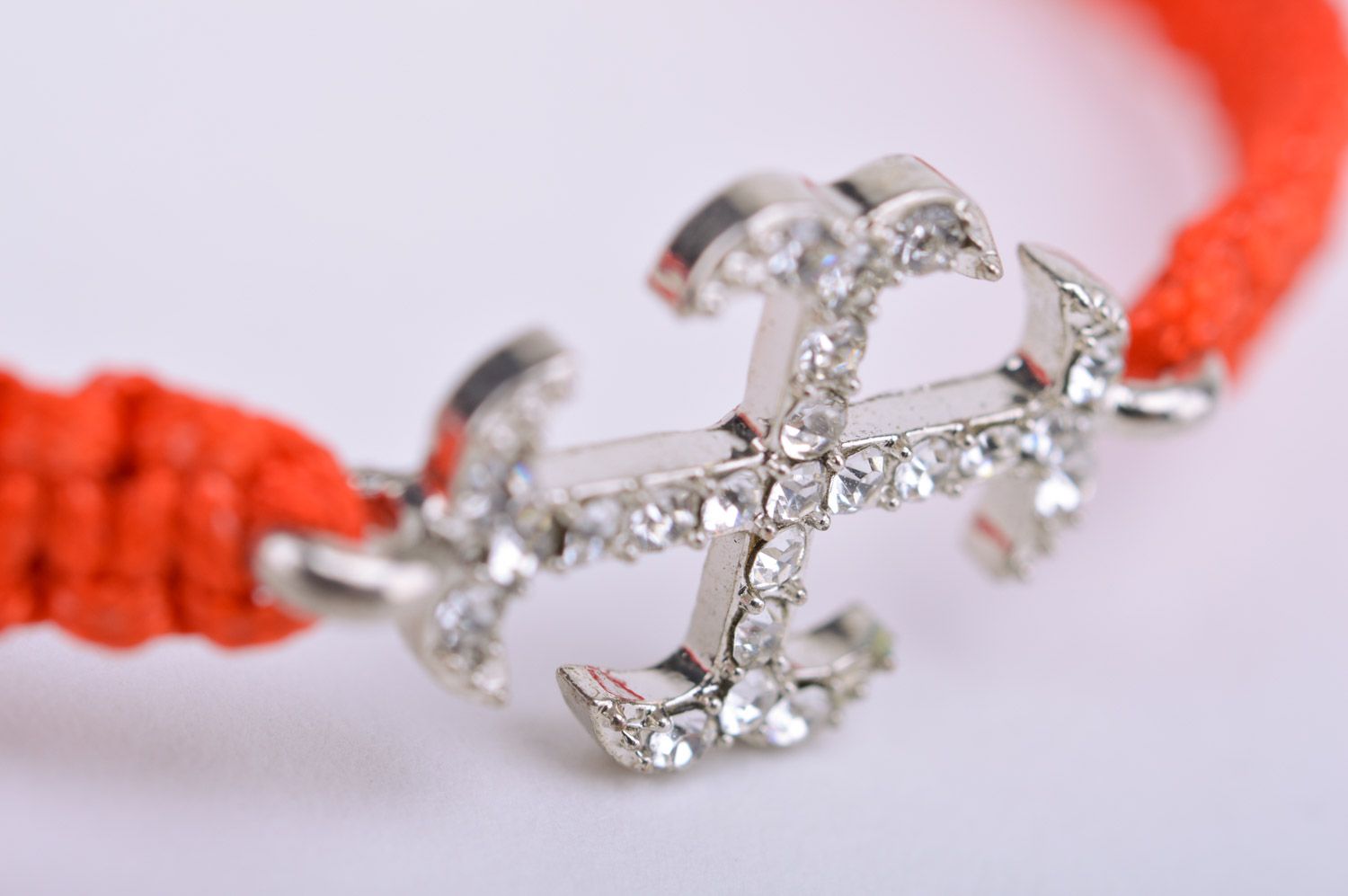 Красный браслет из ниток плетеный вручную с металлической подвеской-крестом фото 4