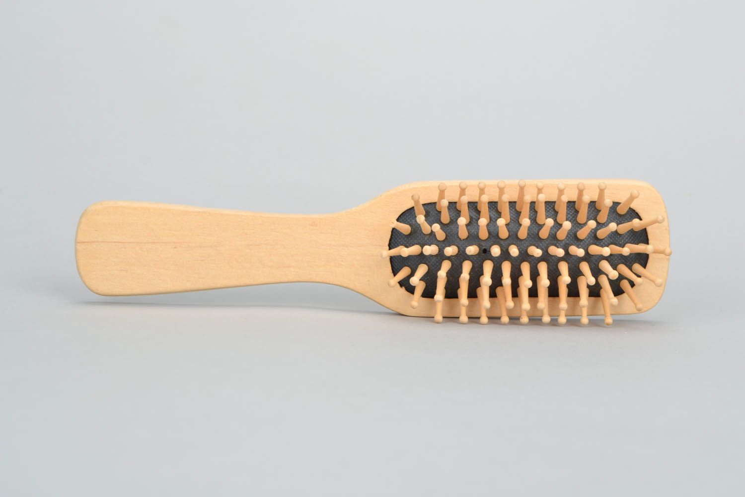 Brosse à cheveux en bois clair décoré photo 3