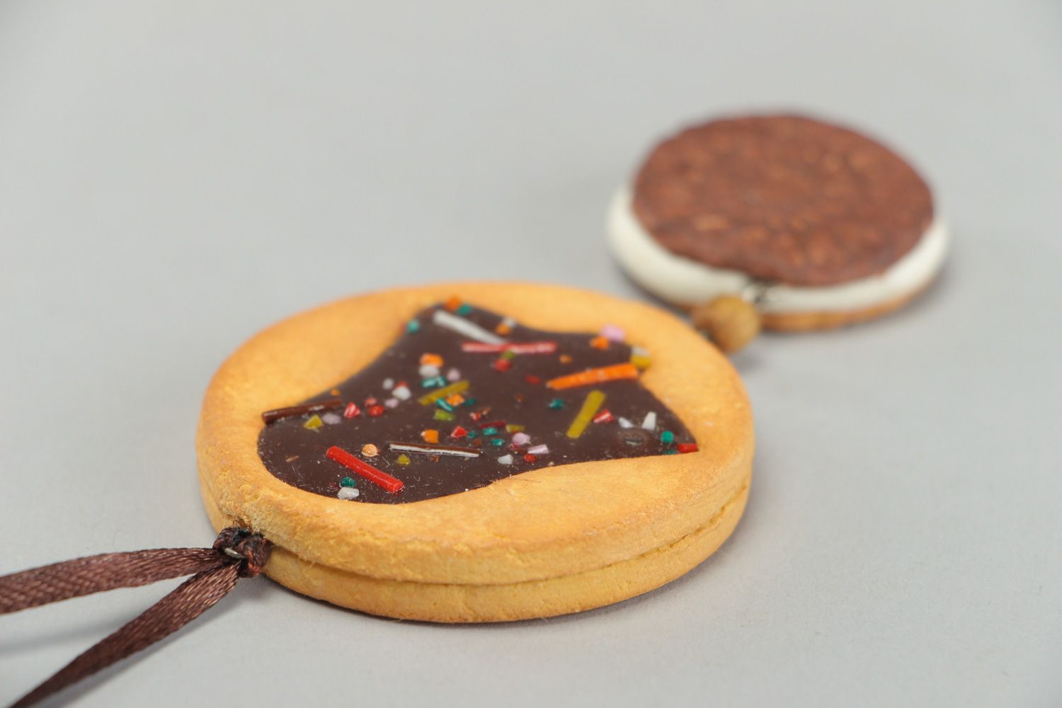 Suspension décorative en pâte polymère biscuit avec cloche faite à la main photo 3