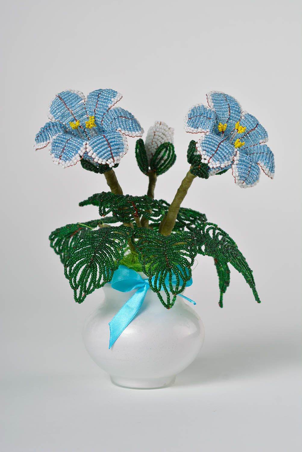 Голубые цветы из бисера в вазочке ручной работы для декора дома Глоксиния фото 2