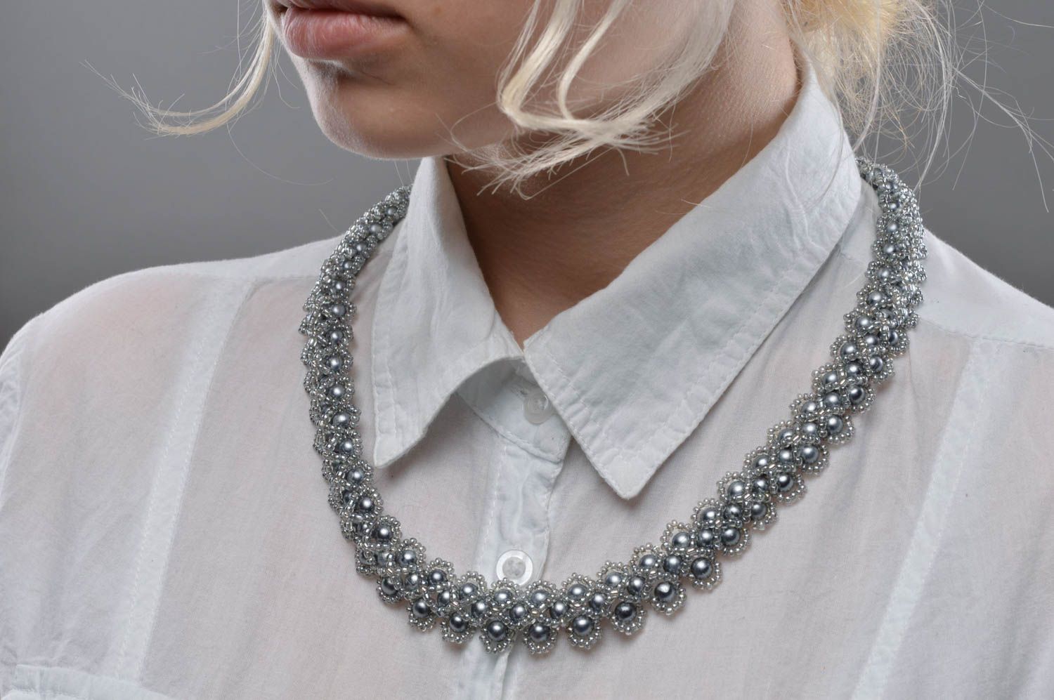 Серебристое ожерелье из бисера и бусин ручной работы оригинальное нарядное фото 4