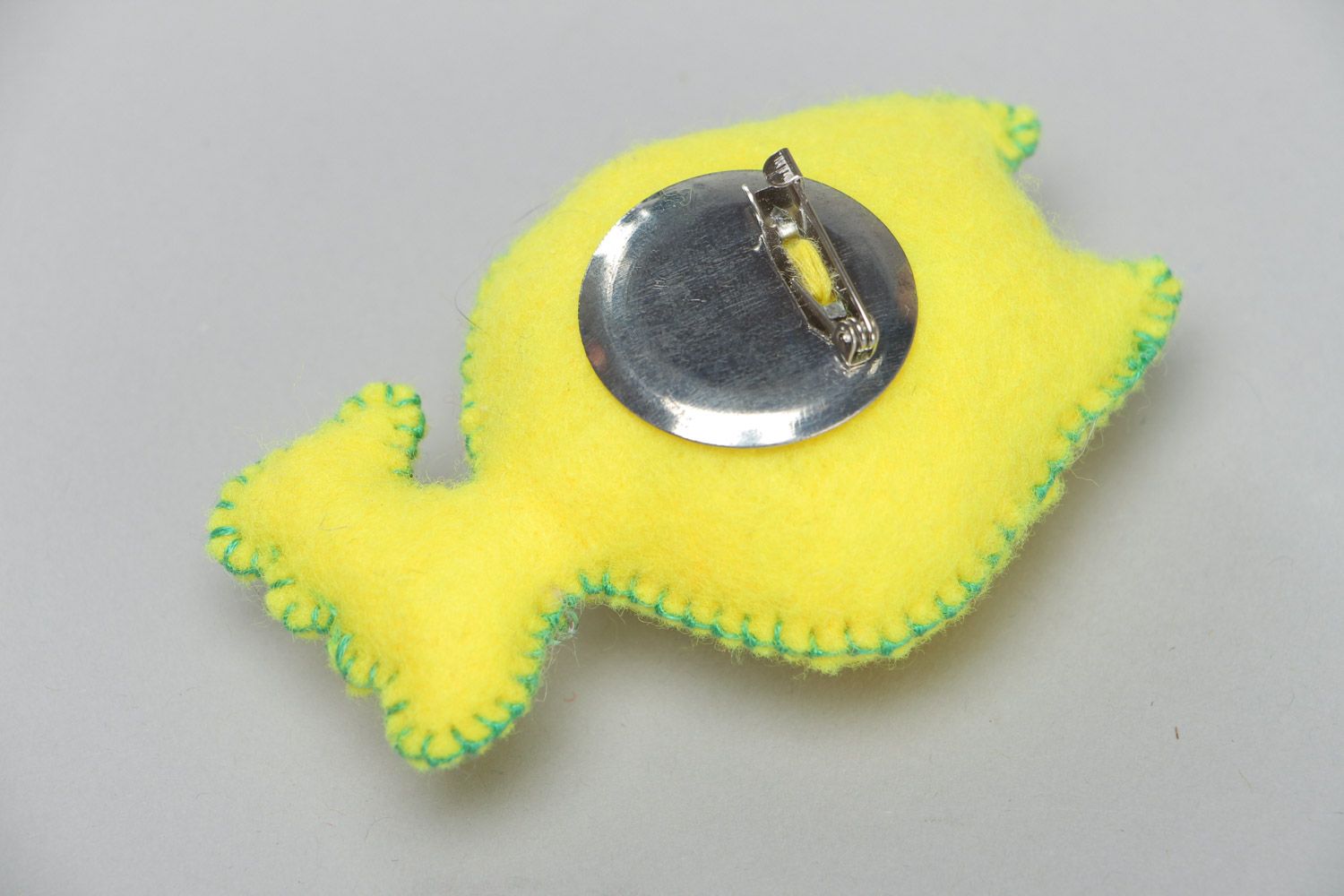 Handmade soft brooch sewn of yellow felt in the shape of kitten for children photo 3