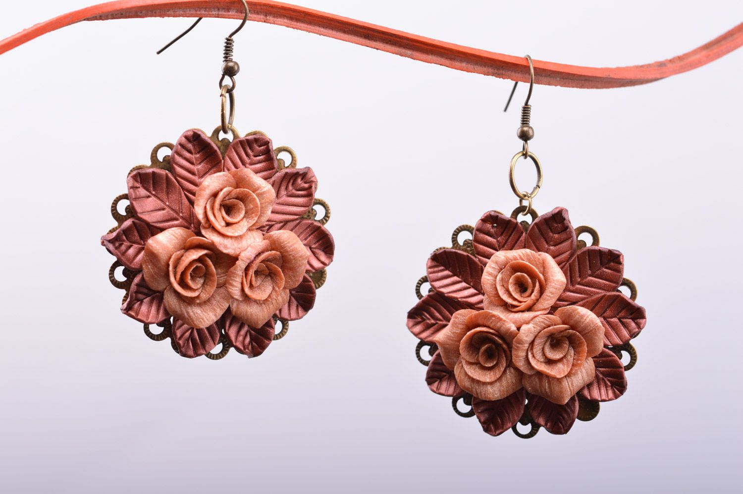 Круглые серьги из полимерной глины с розами ручной работы в винтажном стиле фото 3