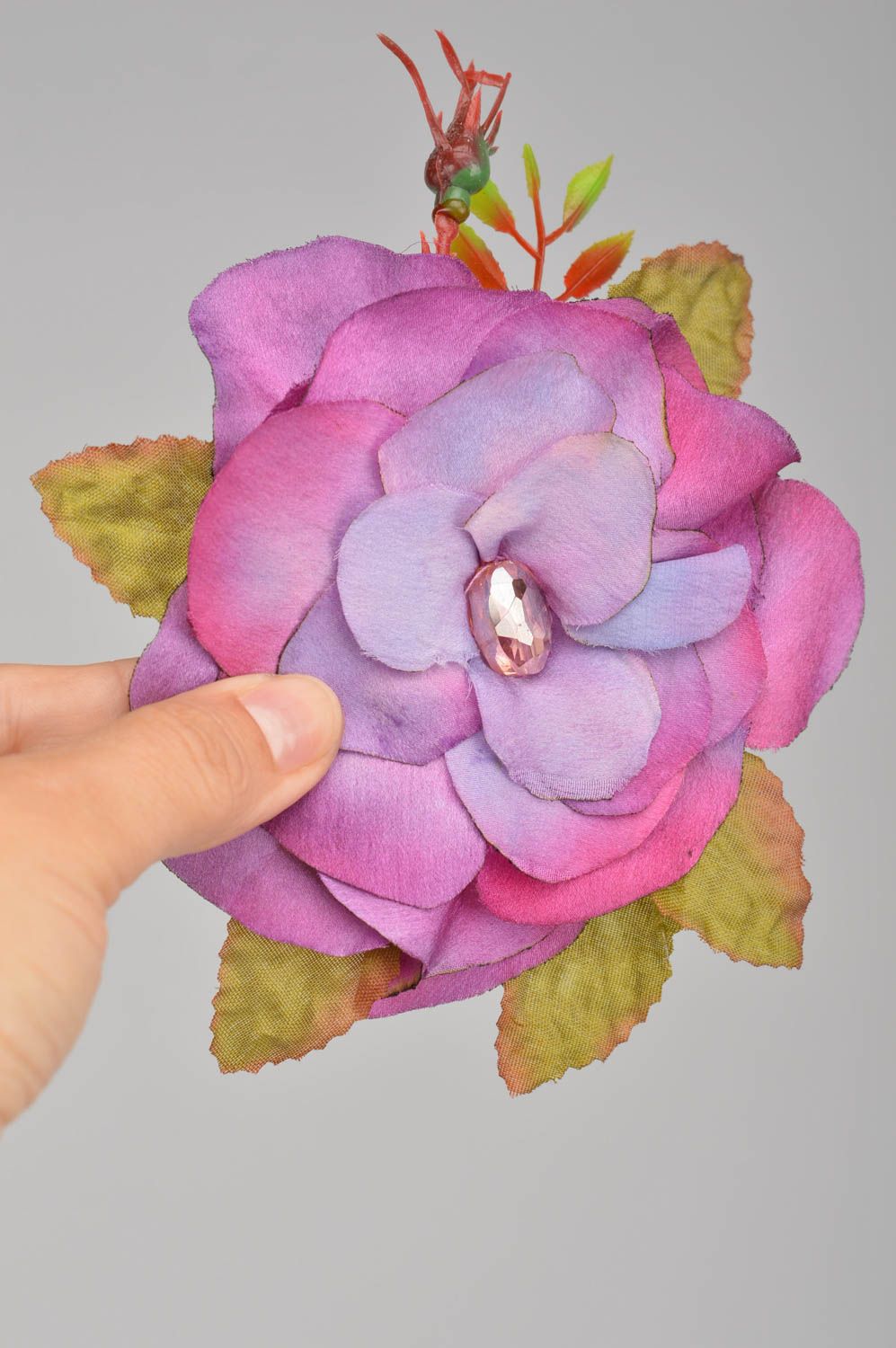 Брошь цветок из ткани сиреневая со стразом красивая крупная ручной работы фото 3
