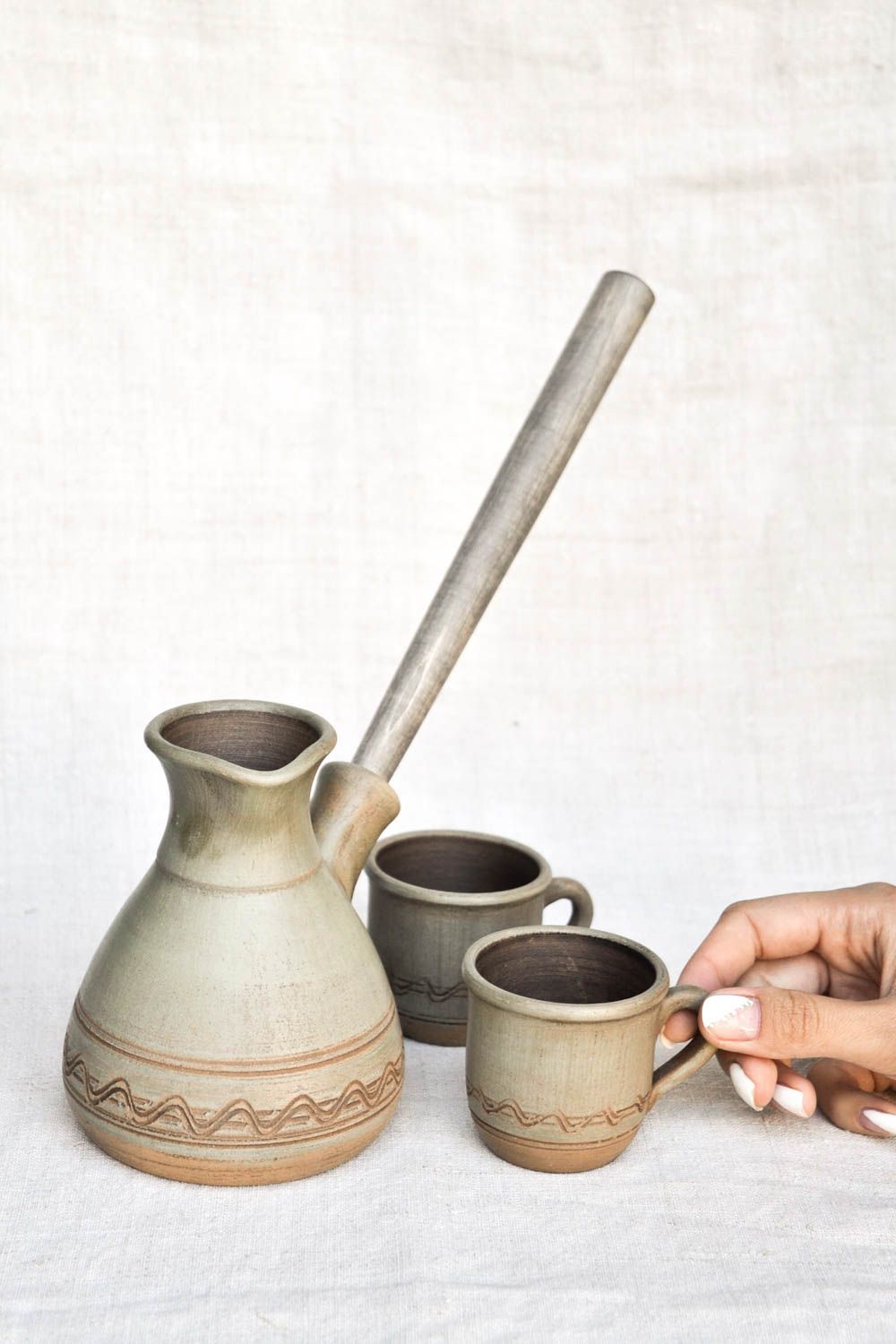 Cafetera turca y 2 tazas de cerámica hechos a mano utensilios de cocina foto 2