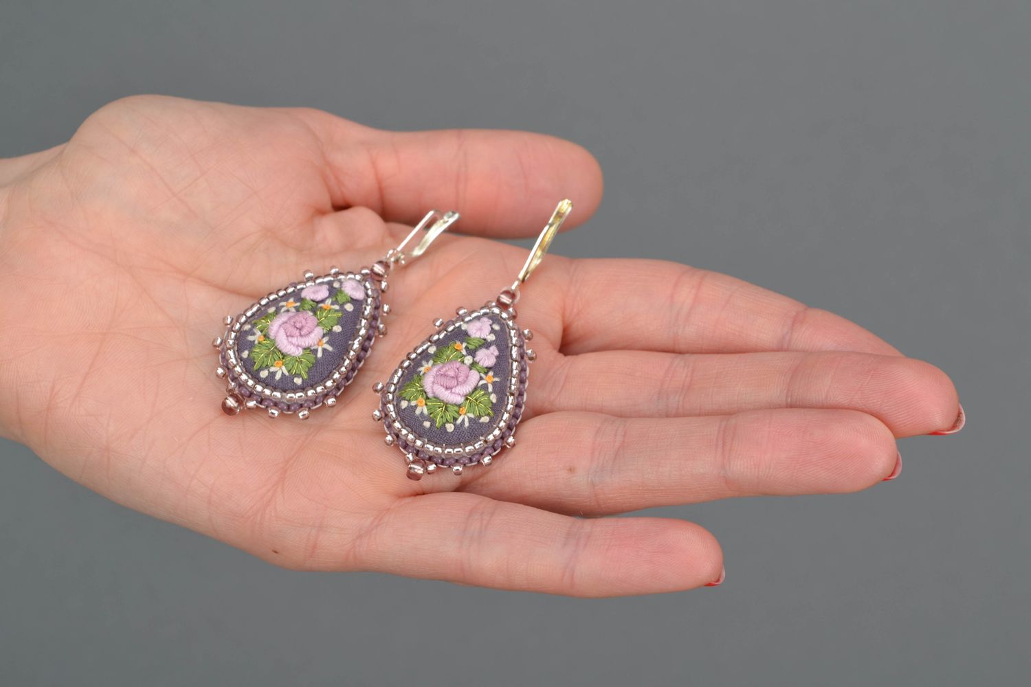 Embroidered dangle earrings photo 2