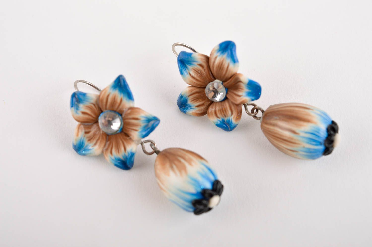 Handmade beige blaue Blumen Ohrringe Polymer Schmuck Accessoire für Frauen  foto 3