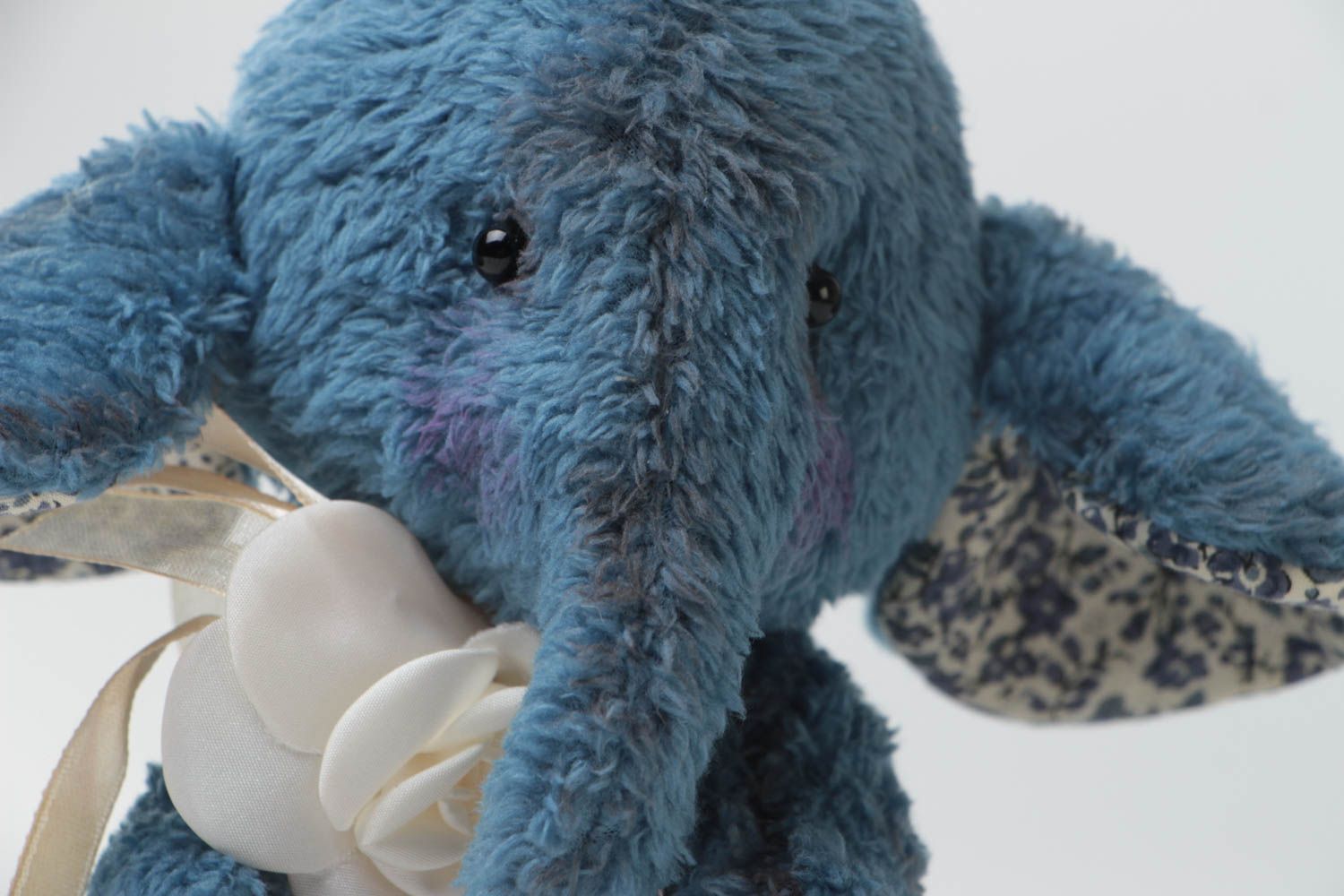 Juguete artesanal con forma de elefante infantil original de tela azul con flor foto 3