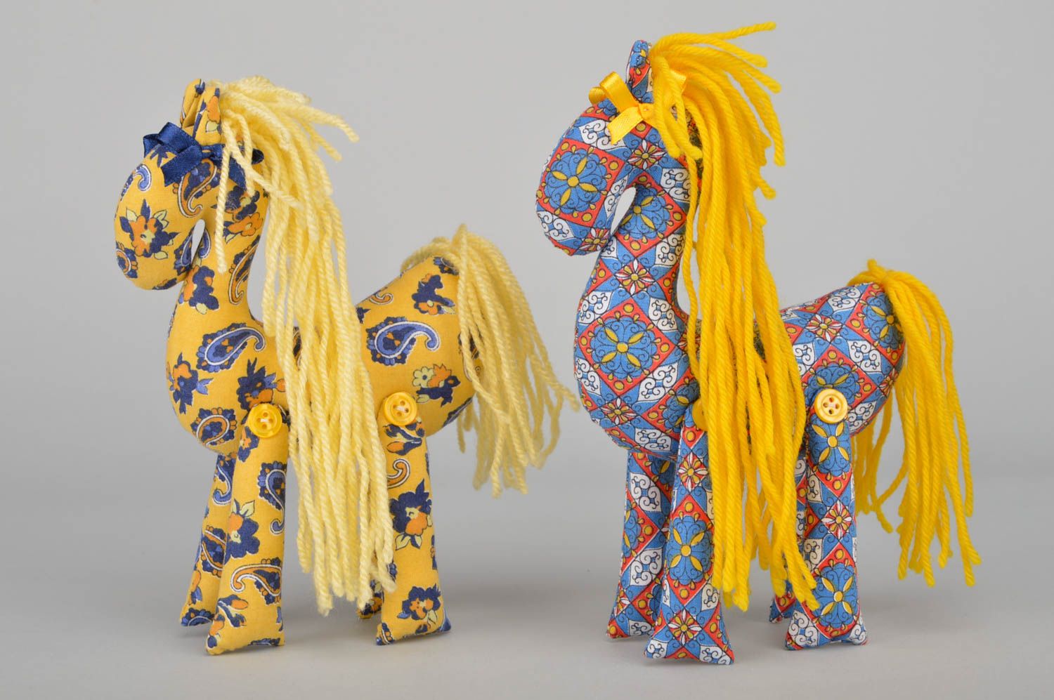 Набор тканевых игрушек лошадок 2 шт из хлопка ручной работы желтая и синяя фото 3