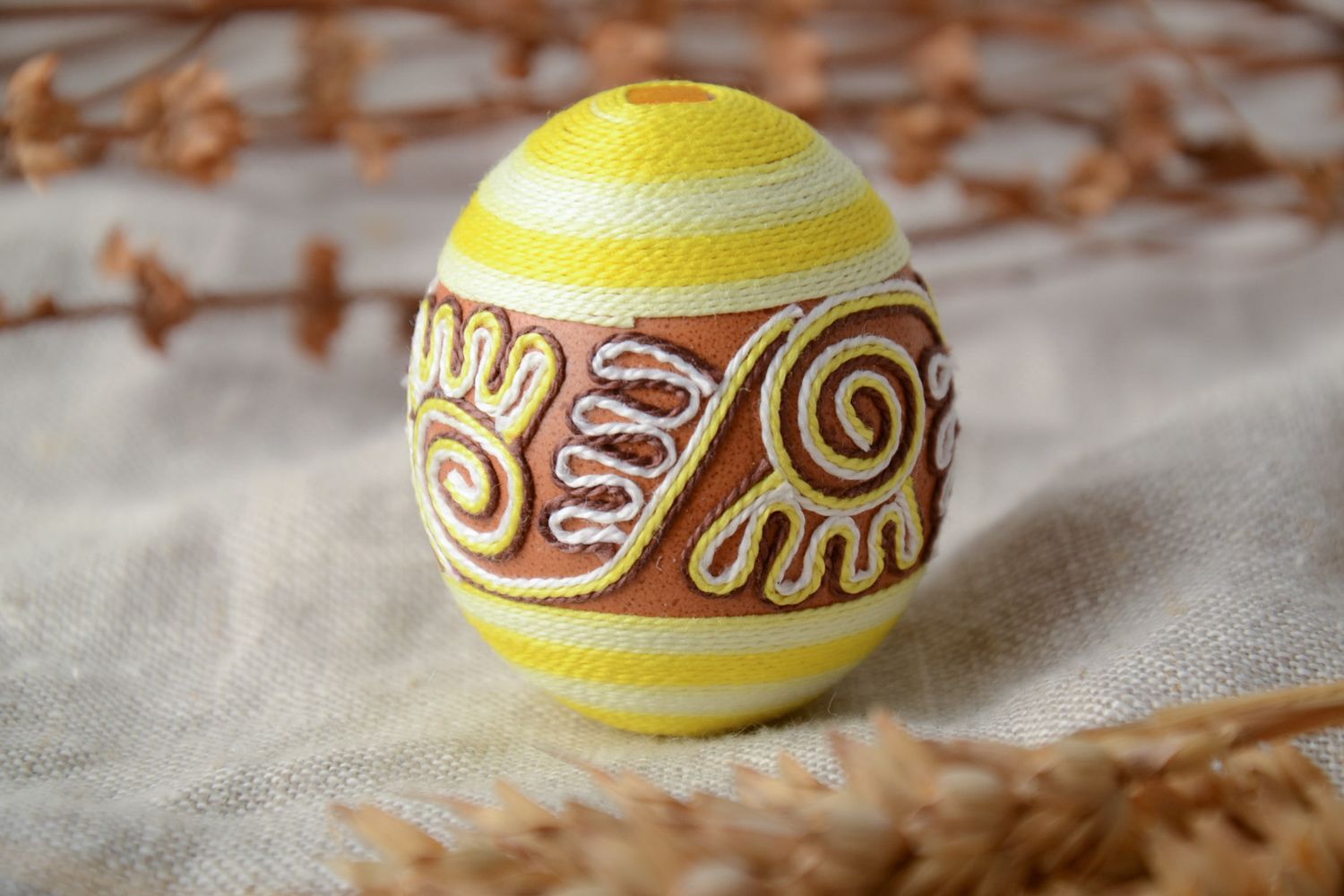 Oeuf de Pâques fait main décoratif entouré de fils de soie jaune original photo 1