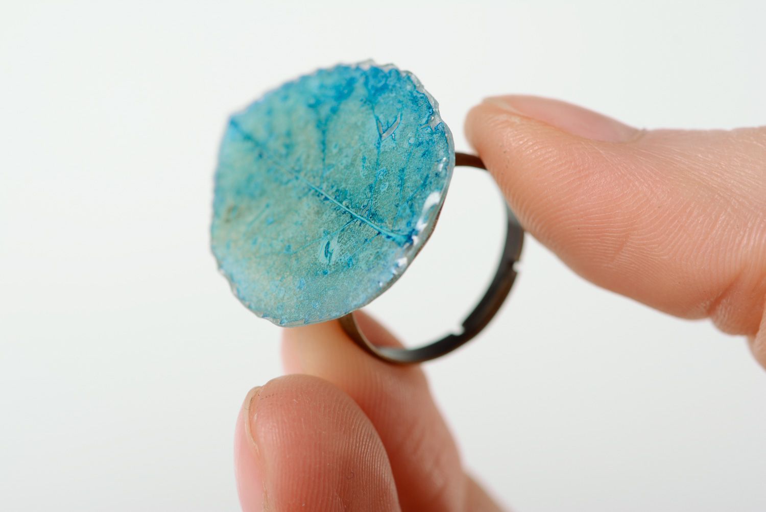 Anillo de resina epoxi artesanal con hoja azul foto 4