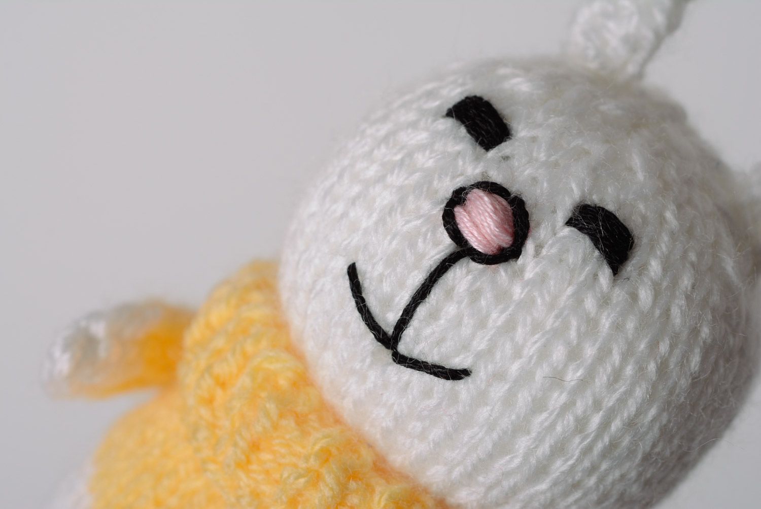 Petit jouet mou tricoté avec aiguilles Lièvre blanc et jaune fait à la main photo 2