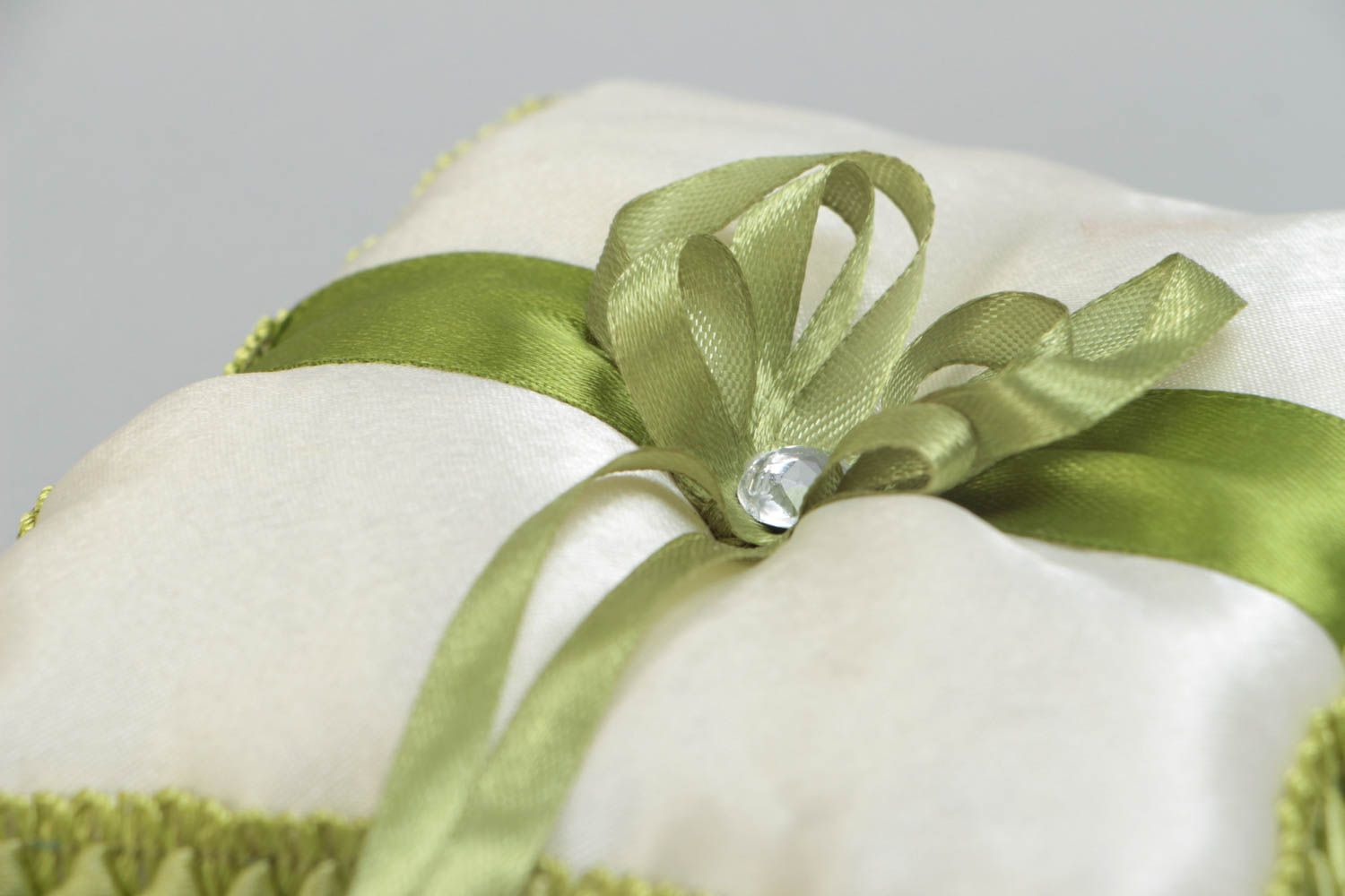 Coussin pour alliances de mariage en satin blanc et vert avec noeud fait main photo 3