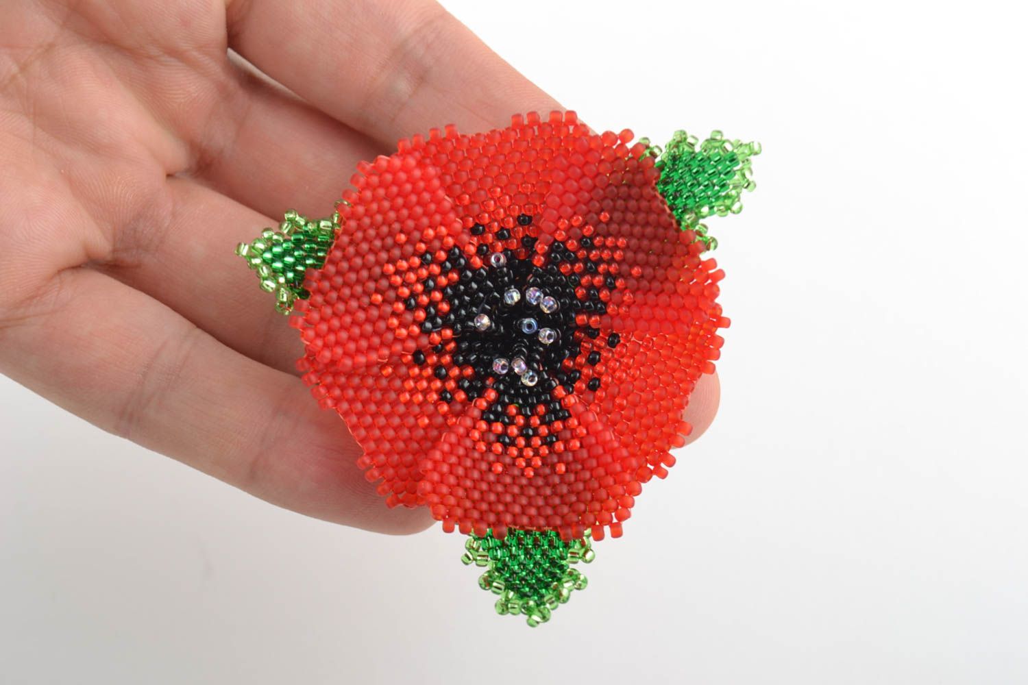 Rote Brosche Blume aus Glasperlen in Form der Mohnblume Handarbeit originell foto 2