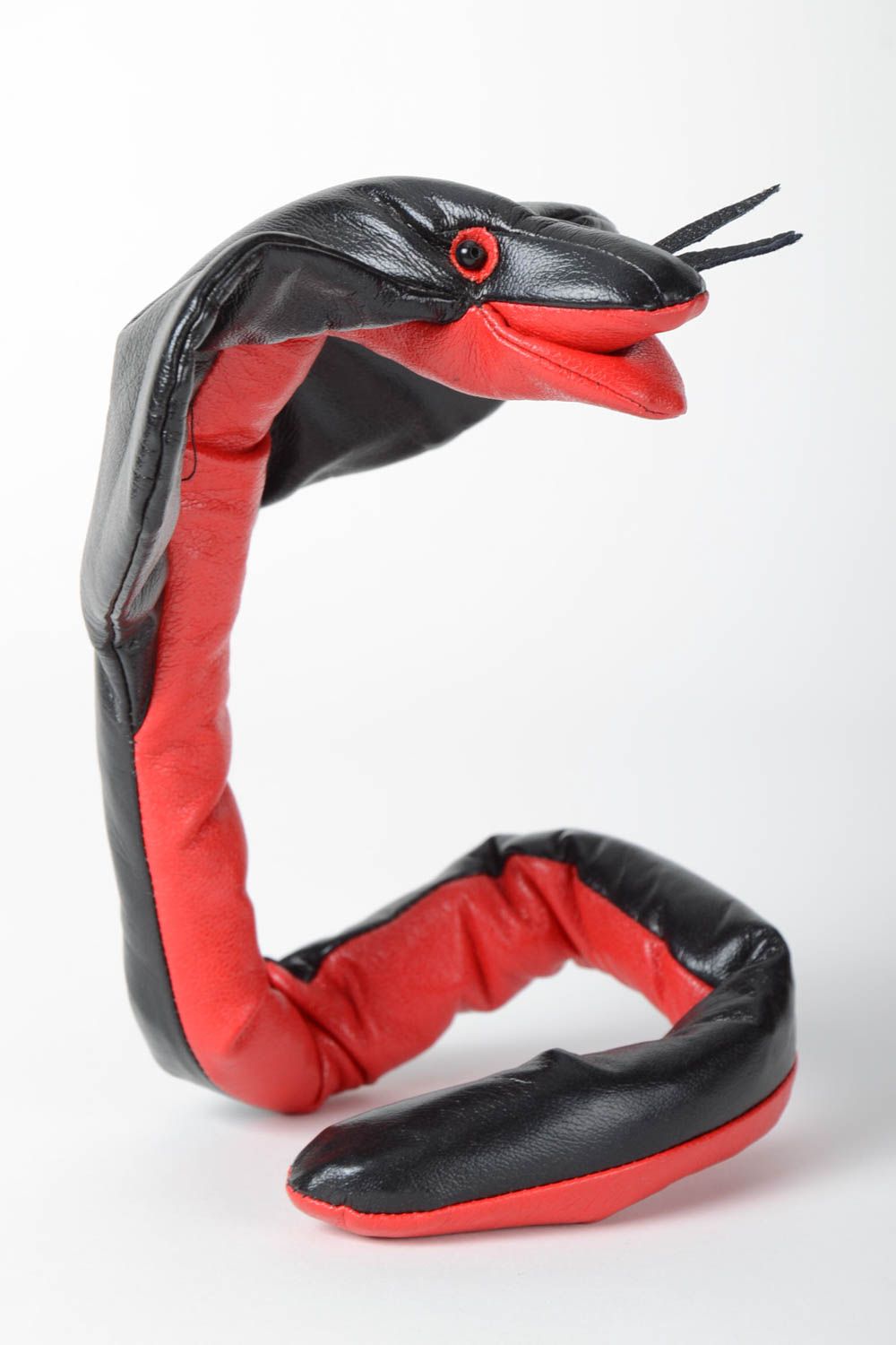 Peluche serpent en cuir Jouet fait main rouge et noir Décoration maison photo 2