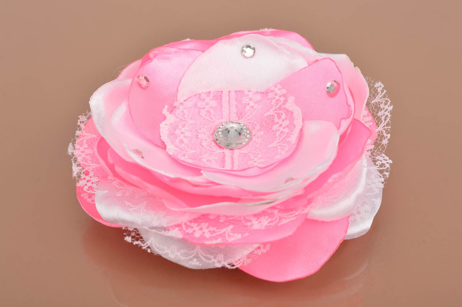 Розовая брошь цветок из атласа и кружева ручной работы нарядная для девочки фото 5