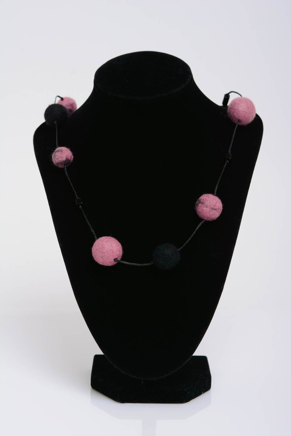 Collier en perles de laine feutrée fait main rose-noir long design original photo 3