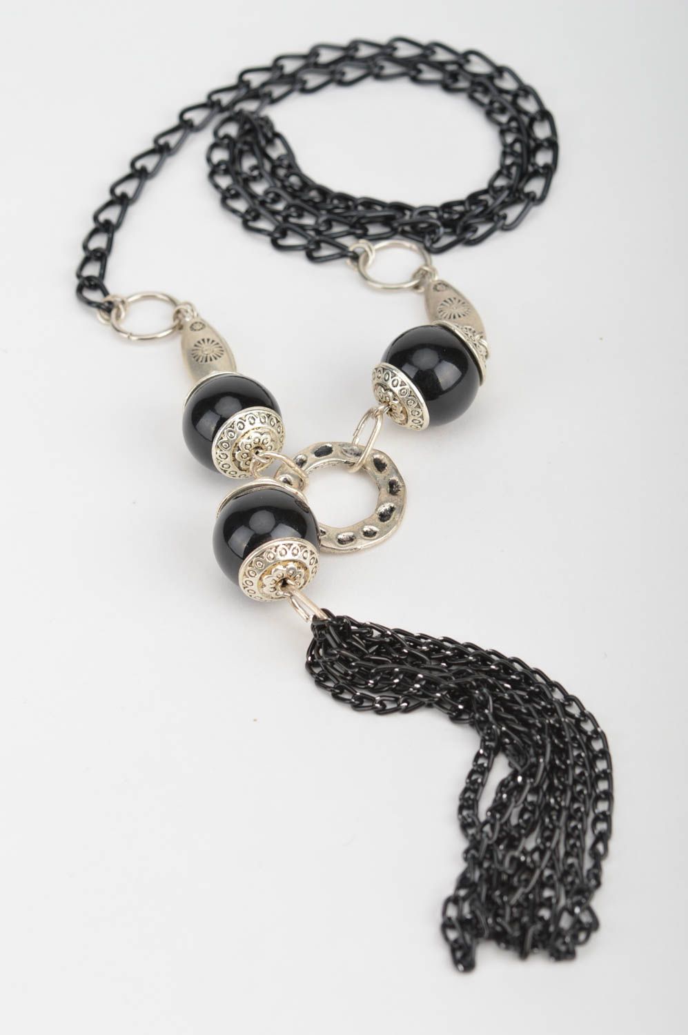 Collier artisanal avec perles fantaisie noires sur chaîne fait main pour femme photo 3