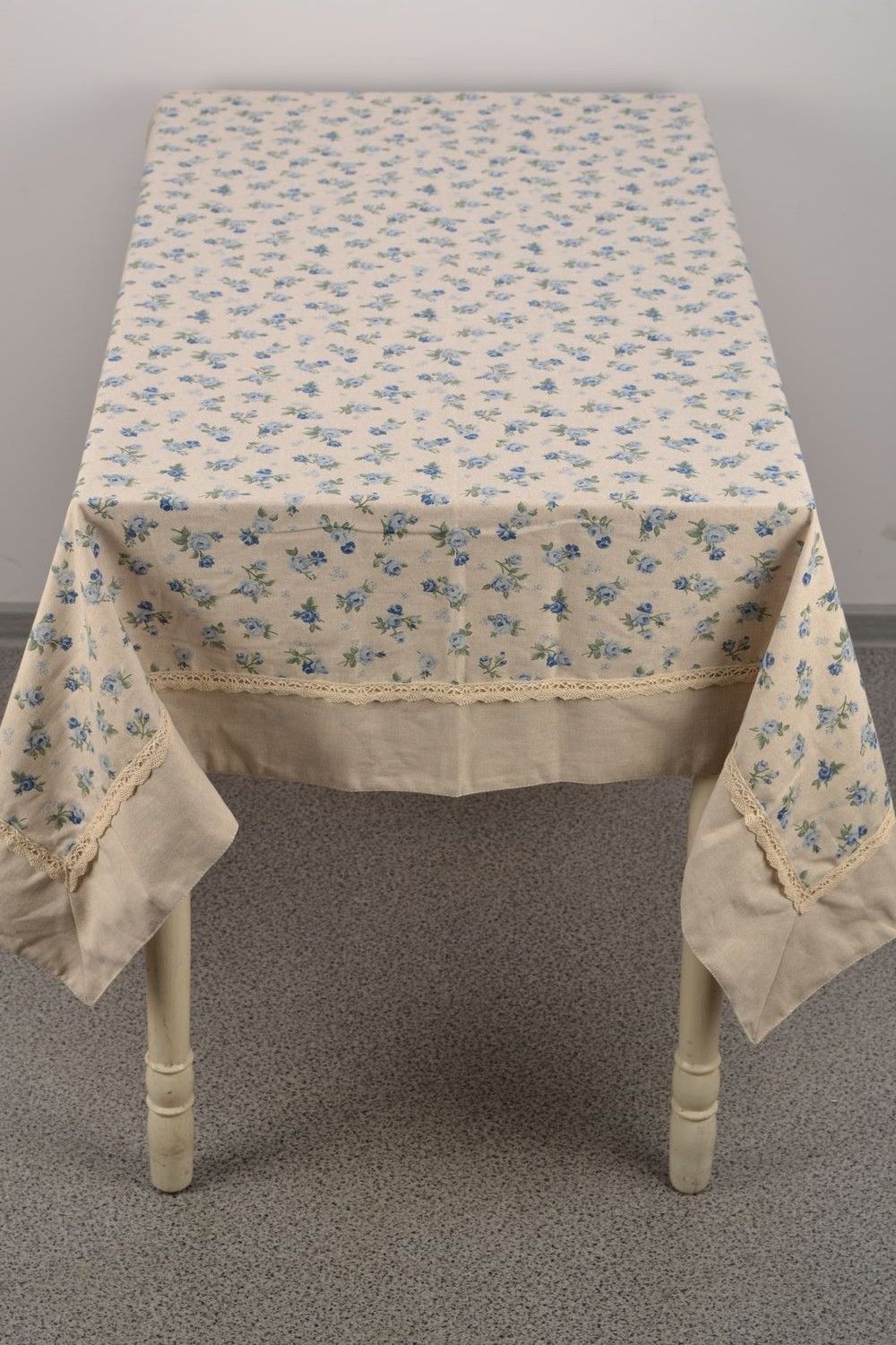 Handgemachte Decke für rechteckigen Tisch mit Klöppelei und Rand foto 2