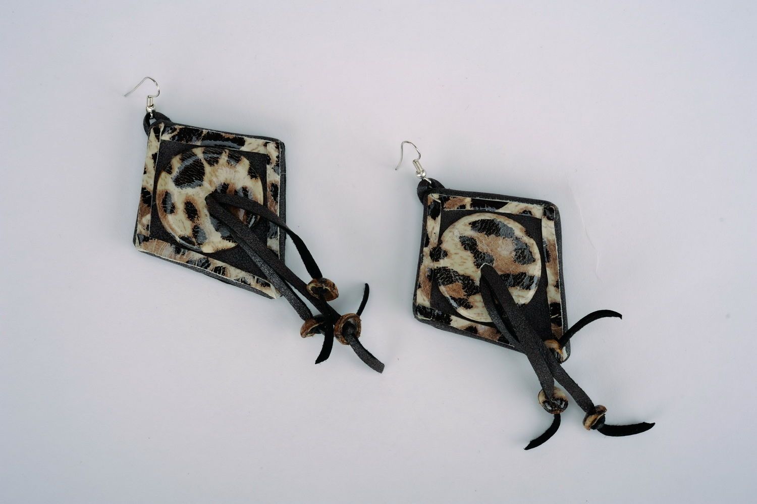 Aretes de cuero con estampado de leopardo foto 3