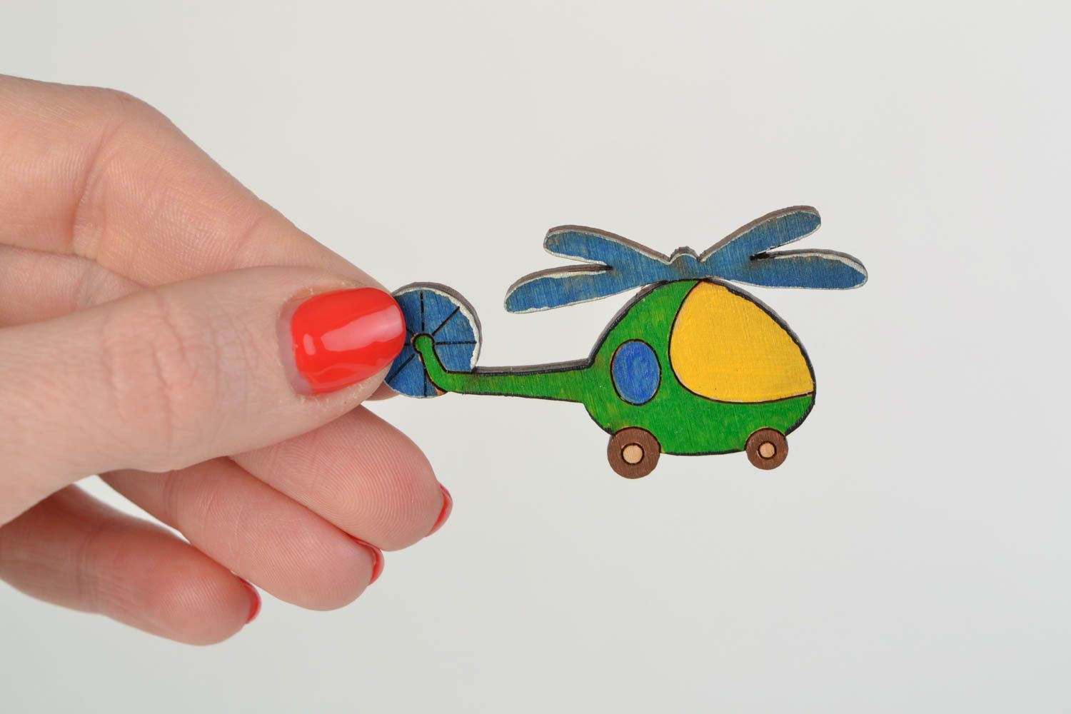 Брошь из дерева в виде вертолета маленькая детская цветная яркая ручной работы фото 2