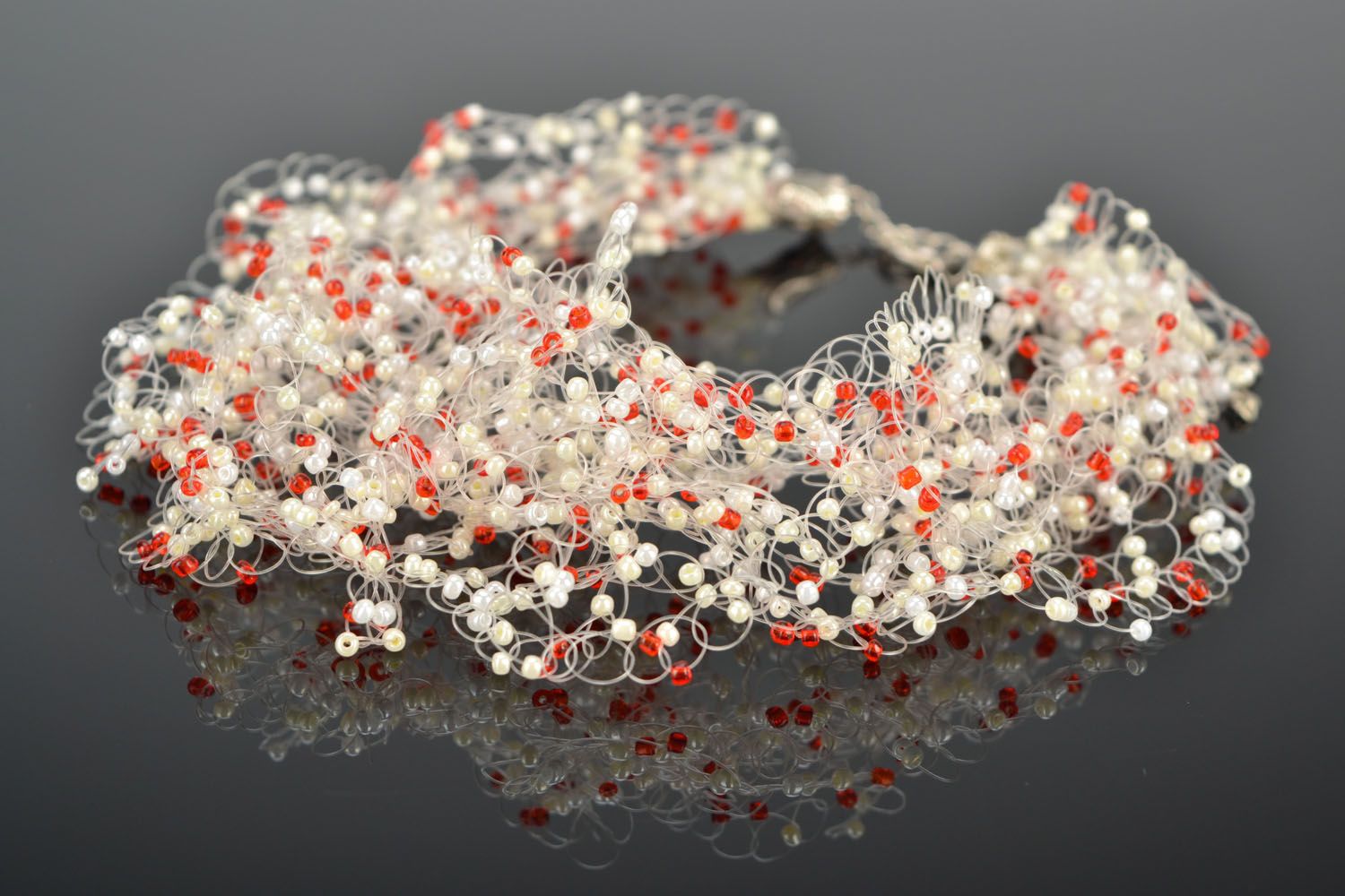 Airy beaded necklace White and Red photo 1