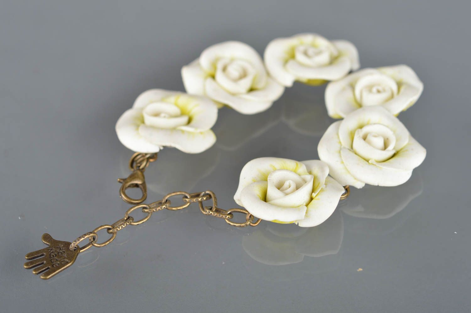 Schönes weißes elegantes feines handgemachtes Armband aus Polymerton mit Blumen foto 1