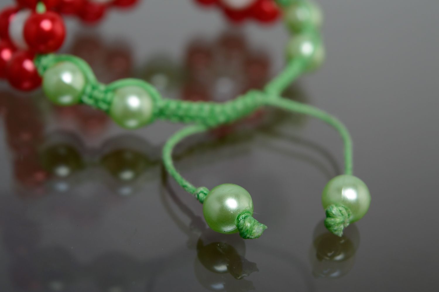Makramee Armband aus Glasperlen rot grün foto 4