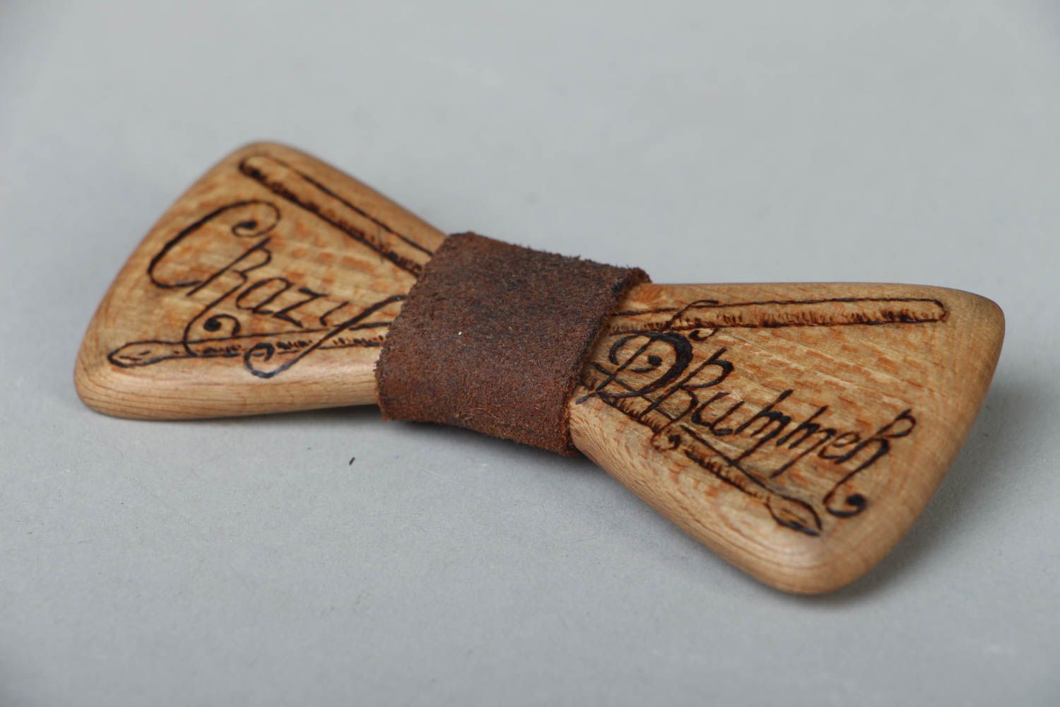 Wooden bow tie decorated with pyrography photo 1