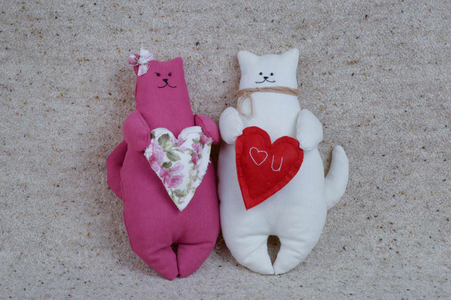 Peluches chats faites main Jouets en tissu rose et blanc Cadeau original 2 pcs photo 1