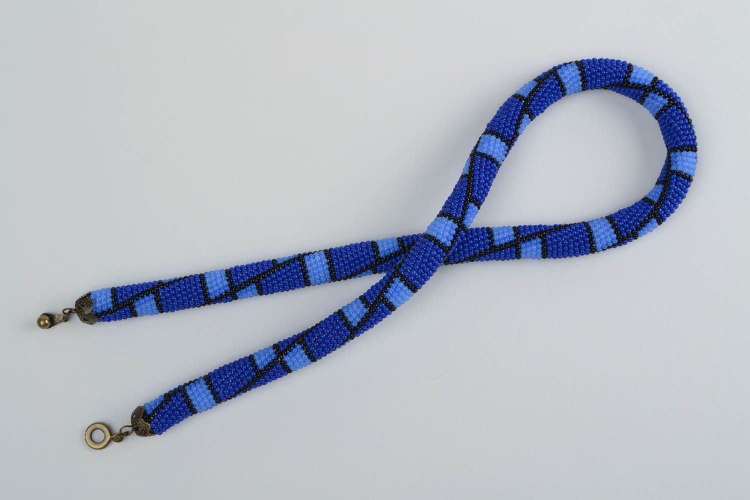 Joli collier en perles de rocaille bleu fait main accessoire tressé au crochet photo 3