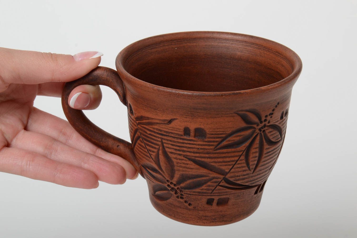 Керамическая чашка коричневая с узорами красивая объемом 400 мл ручная работа фото 5