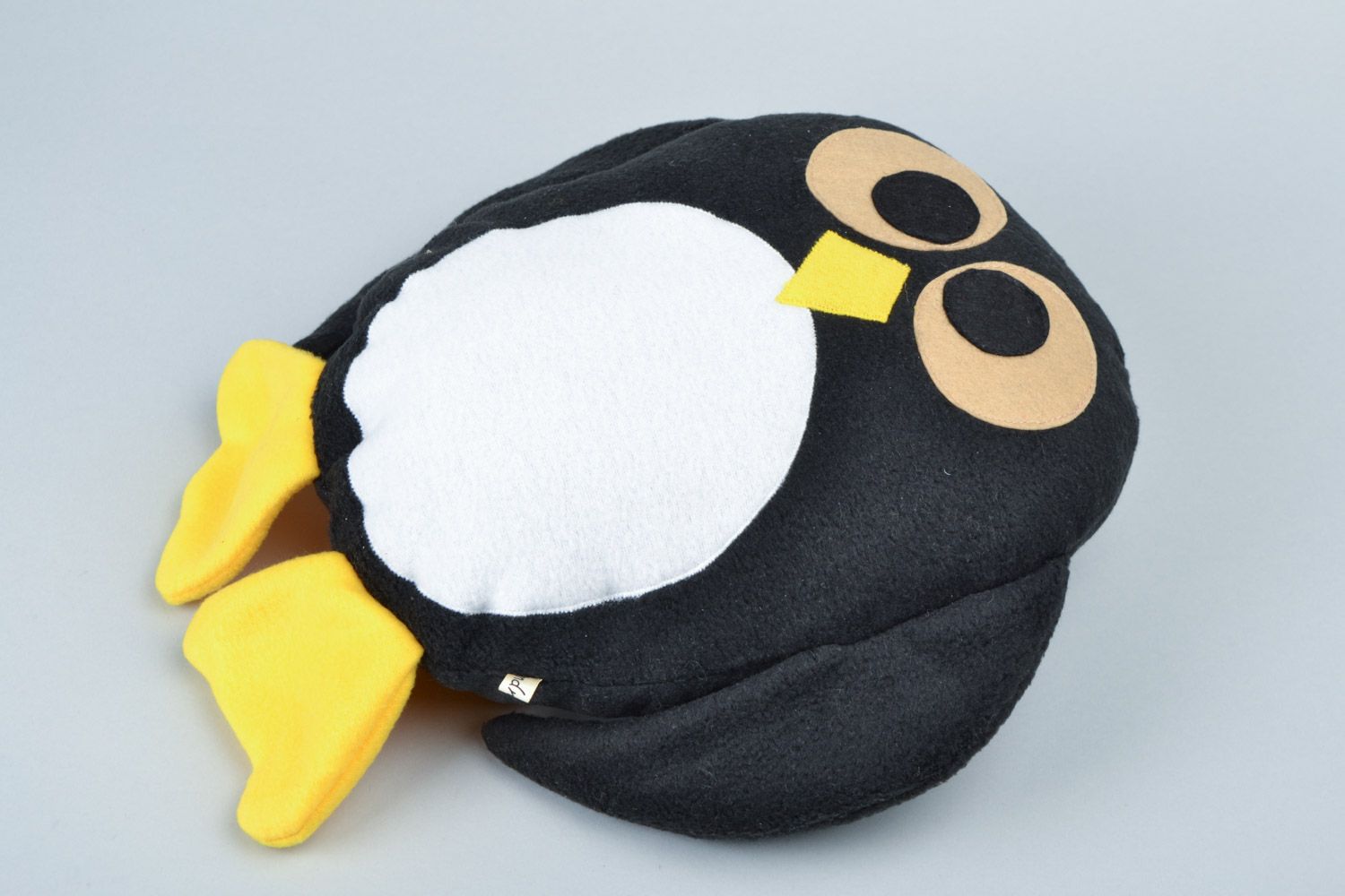 Juguete cojín pingüino divertido negro con blanco y amarillo hecho a mano foto 3