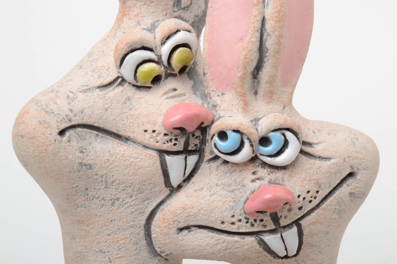 Tirelire d'argile grande faite main peinte de colorants en forme de deux lapins photo 3
