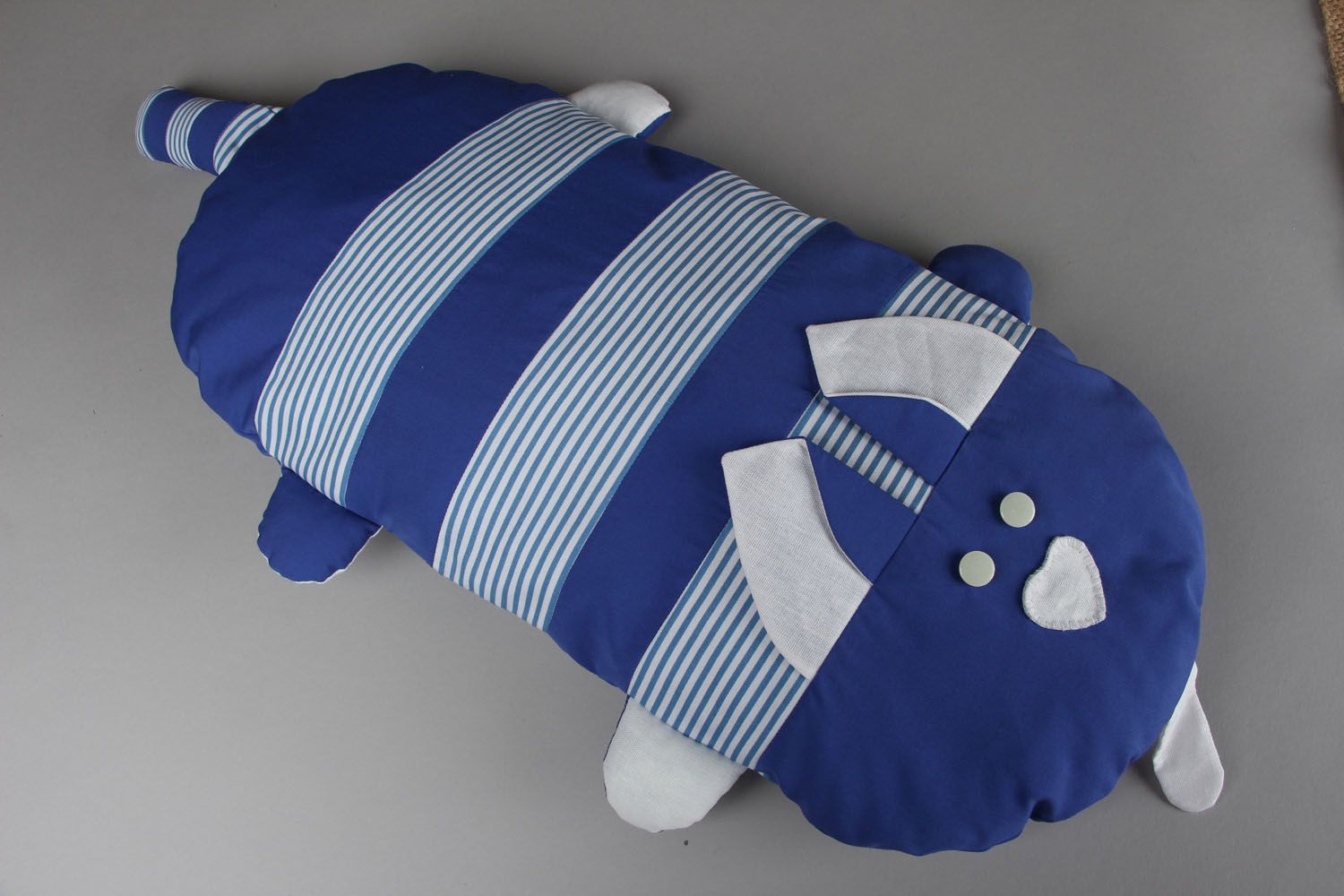 Almofada-brinquedo artesanal gato azul  foto 1