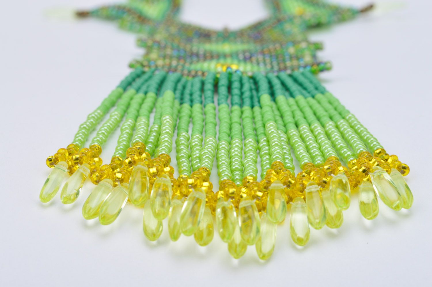 Handgemachtes ungewöhnliches grünes Collier aus Glasperlen mit Ornament gelb lang foto 4
