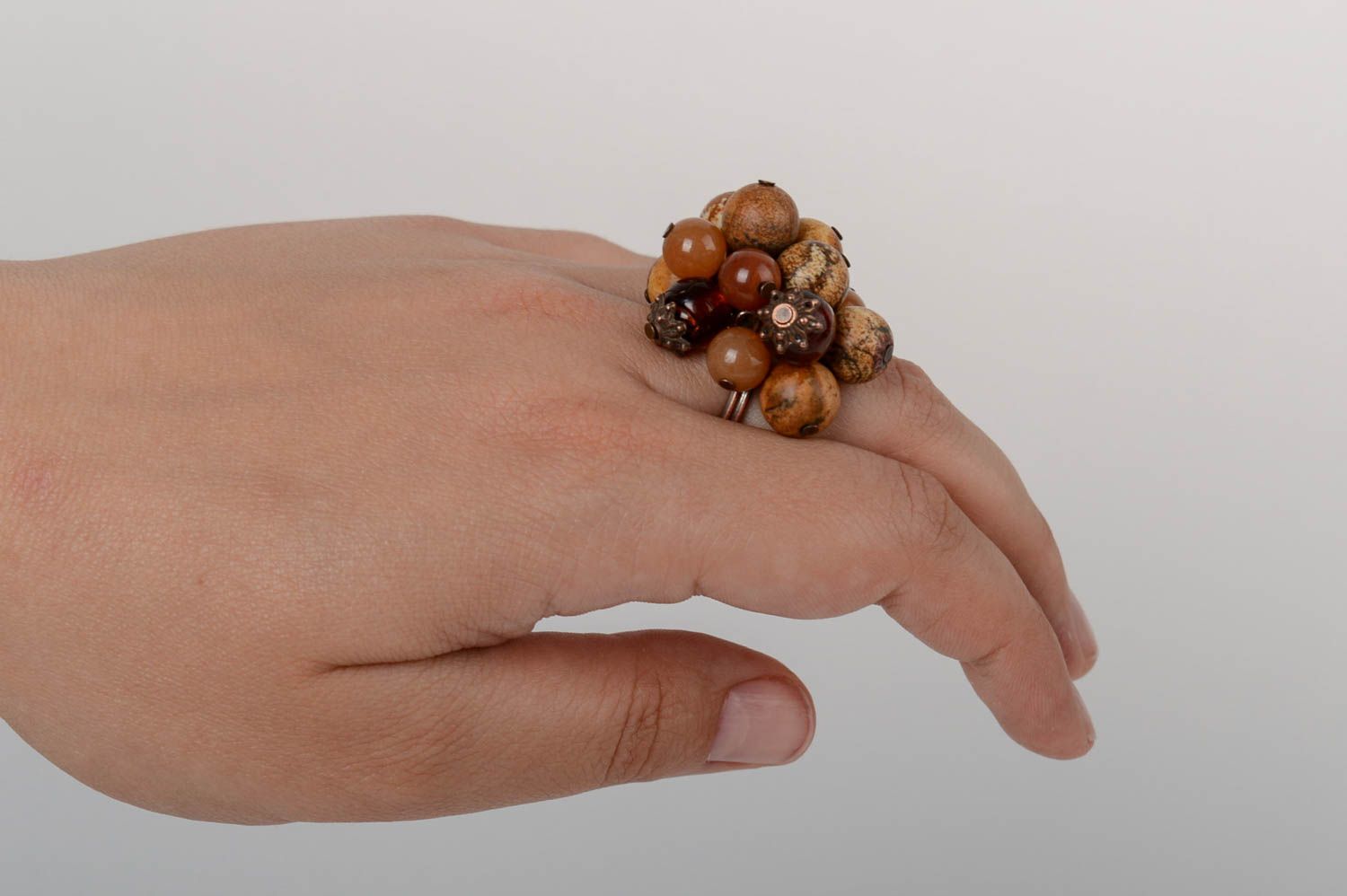 Крупное коричневое кольцо из натуральных камней яшмы и родонита ручной работы фото 5